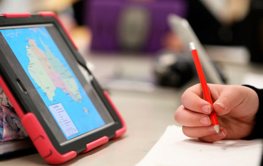 Intégrer au plan "numérique éducatif" les compétences de conception et communication, conformes au code de conduite numérique.