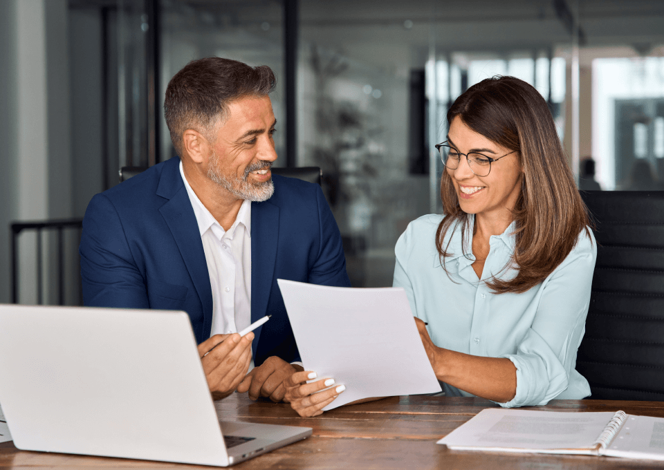 Dirigeant consultant un plan stratégique d’engagement responsable pour crédibiliser son organisation.