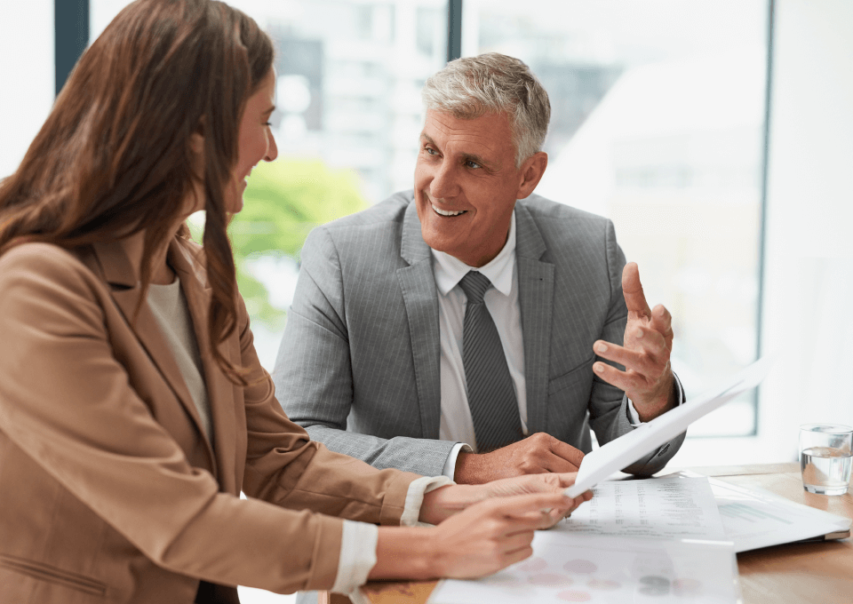 Responsable associatif consultant un rapport de conformité