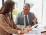 Responsable associatif consultant un rapport de conformité