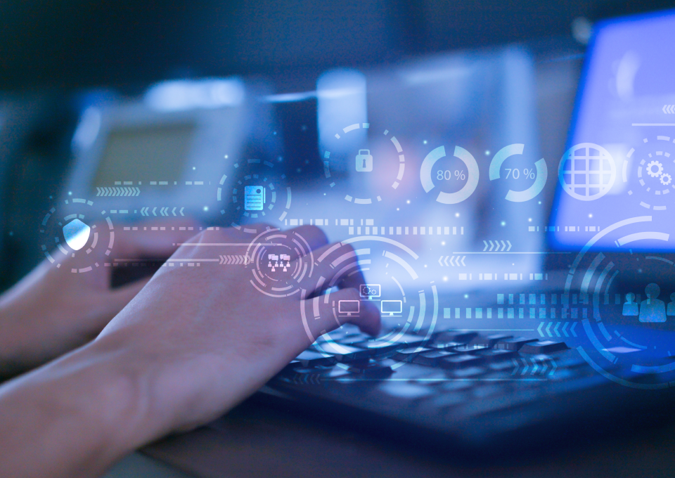 Équipe collaborant sur la stratégie digitale pour assurer conformité légale universelle et performance.