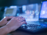 Équipe collaborant sur la stratégie digitale pour assurer conformité légale universelle et performance.