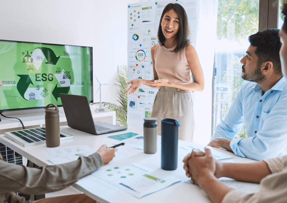 Équipe communication travaillant sur une stratégie digitale éthique et inclusive pour valoriser la réputation.