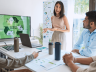 Équipe communication travaillant sur une stratégie digitale éthique et inclusive pour valoriser la réputation.