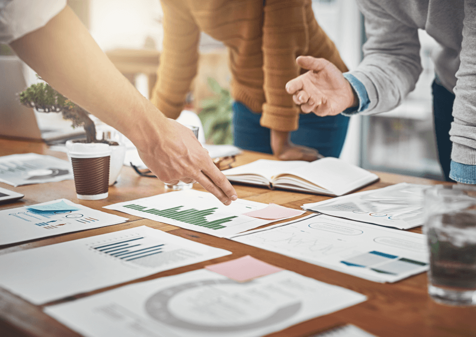 Équipe associative valorisant ses engagements légaux et digitaux pour renforcer la confiance des membres.