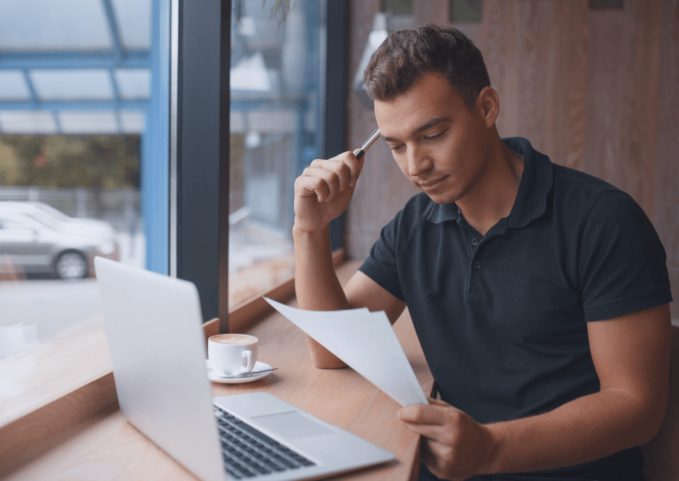 Dirigeant analysant la conformité digitale de son site vitrine ou e-commerce avec confiance et clarté.