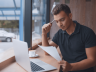 Dirigeant analysant la conformité digitale de son site vitrine ou e-commerce avec confiance et clarté.