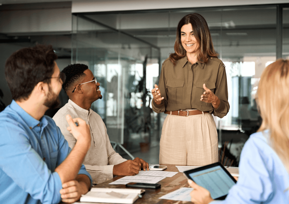 Équipe marketing travaillant sur une stratégie digitale conforme et optimisée pour la performance et la confiance.
