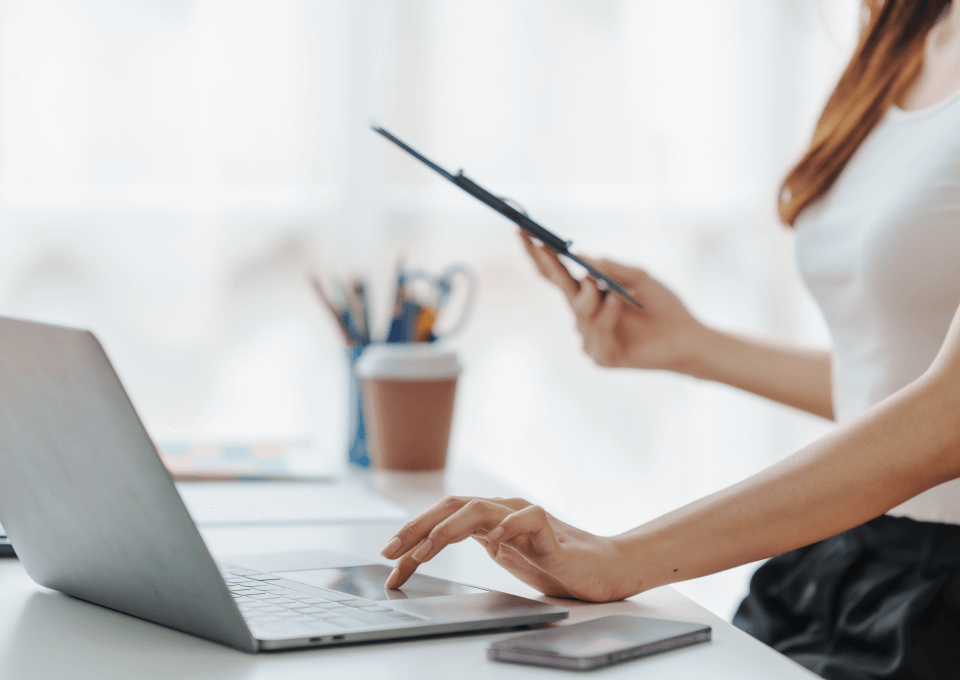 Influenceur analysant sa conformité web pour renforcer la transparence et gagner la confiance de ses abonnés