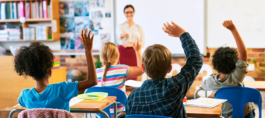 Enfants levant la main