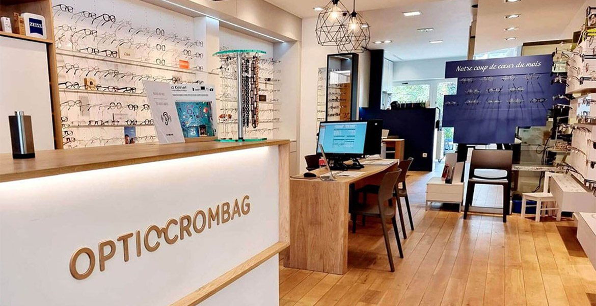Intérieur de la boutique OpticCrombag située à Bouge