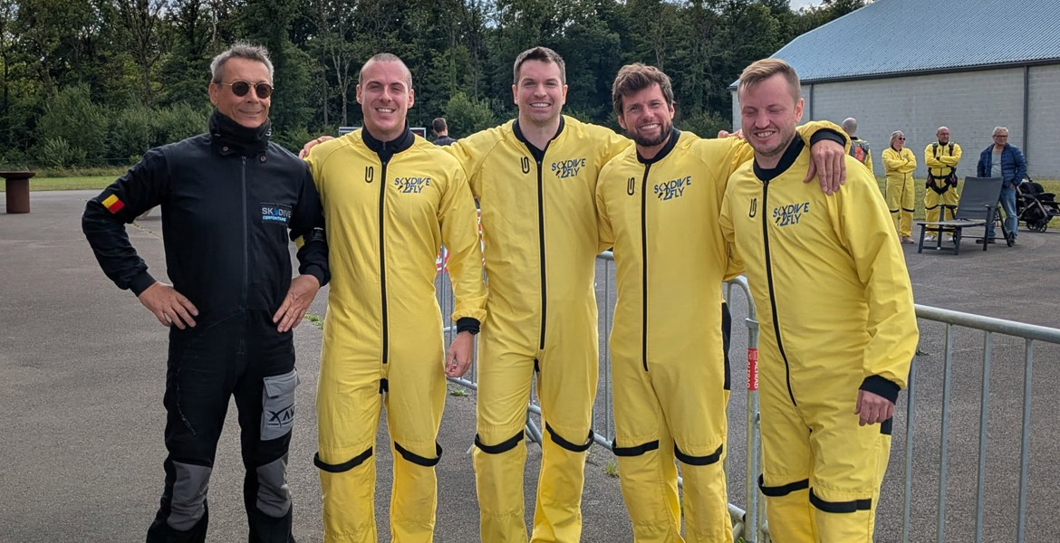 Equipe de Skydive en équipement de saut