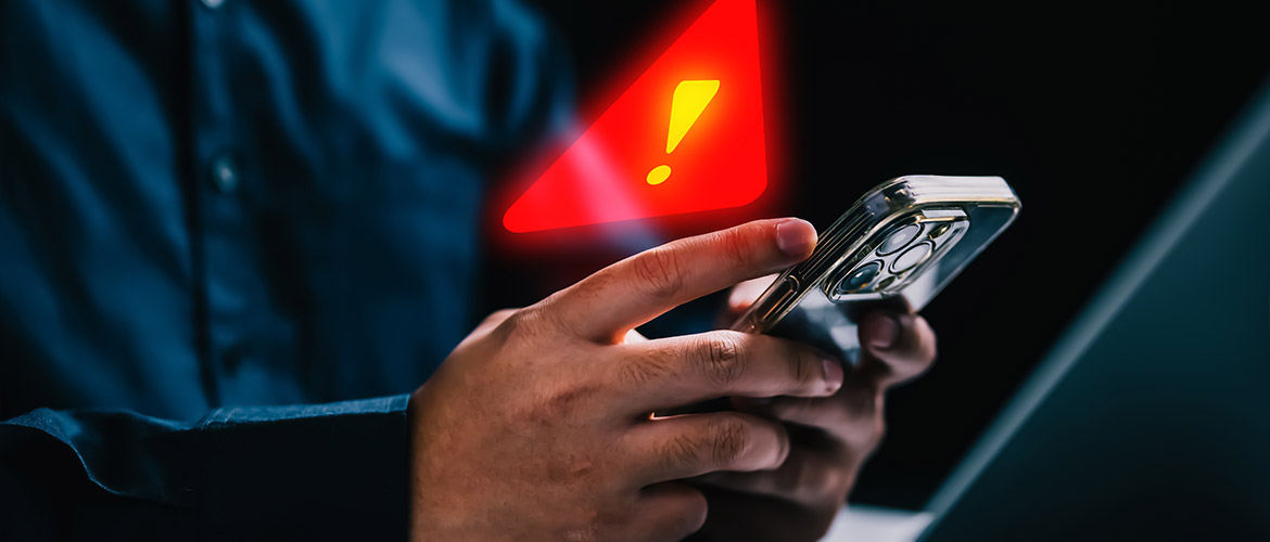 Une personne consulte un message d'alerte sur son smartphone, illustrant les risques de phishing ou d'escroquerie en ligne.