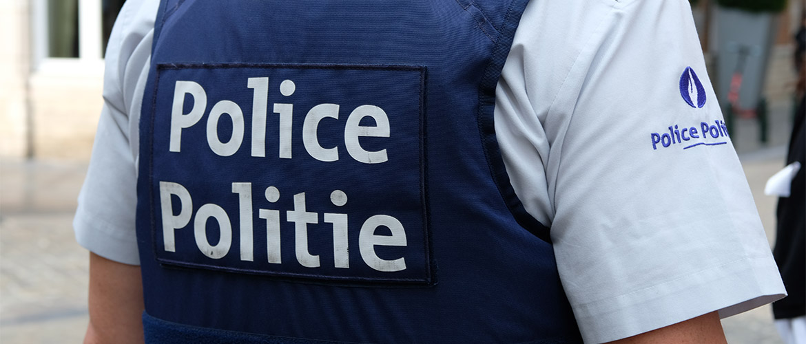 Une photo d'un policier fédéral en uniforme.