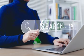 Personne maitrisant le SEO à l'ère des textes écrits par IA.