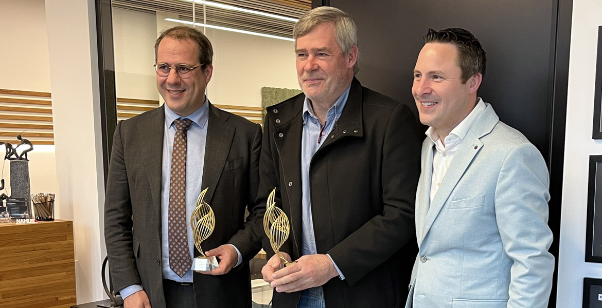 De gauche à droite : David Clarinval, Paul Marien et Nicolas Pourbaix posant fièrement avec leurs trophées.