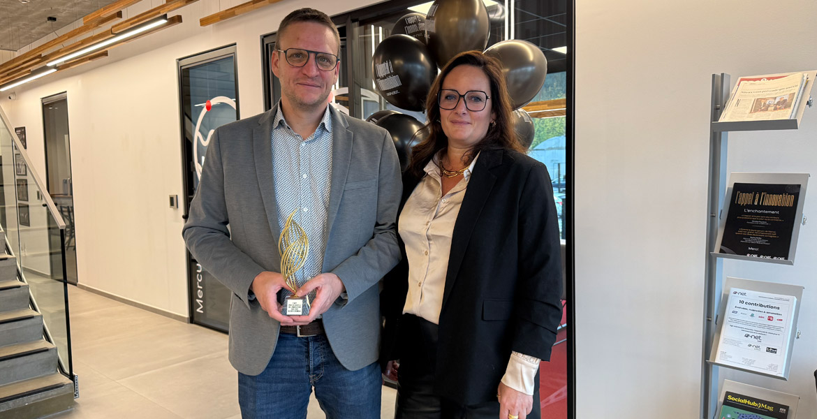 Olivier Crombag, tenant fièrement son trophées "Souffle de l'innovation" en compagnie de sa compagne Gwendoline